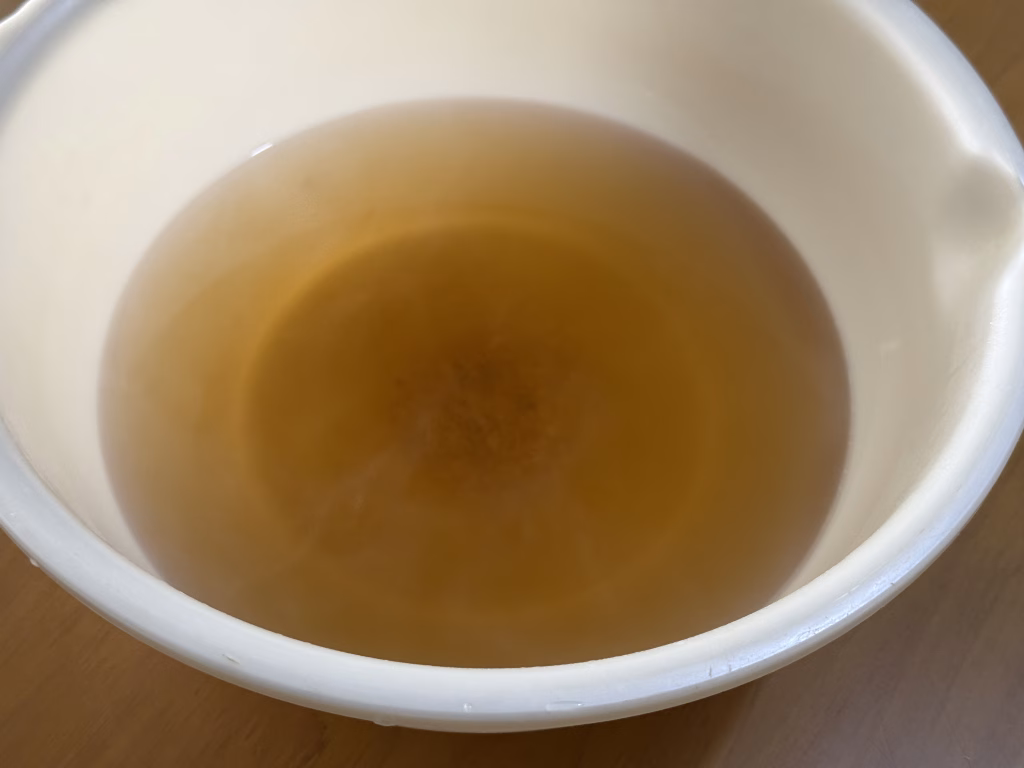 煮詰めた出汁から殻を取り除いたの画像