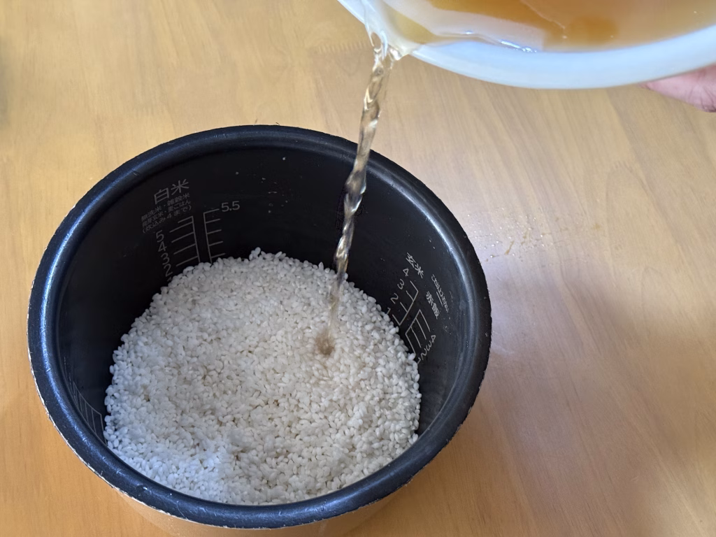 米に出汁を入れている画像