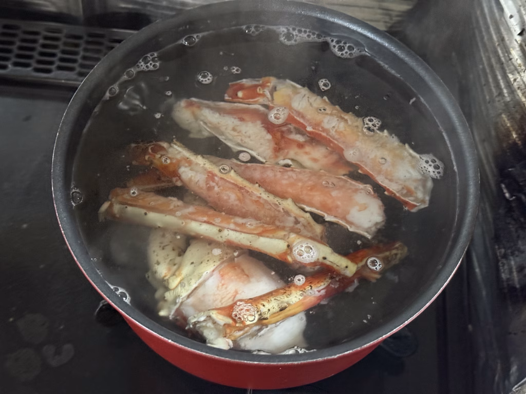 タラバガニを沸騰したお湯に浸けて解凍している画像