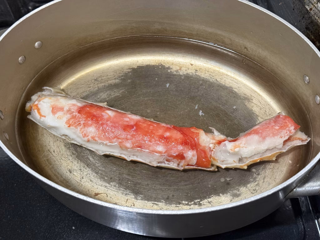 タラバガニの太脚をお湯で解凍している画像