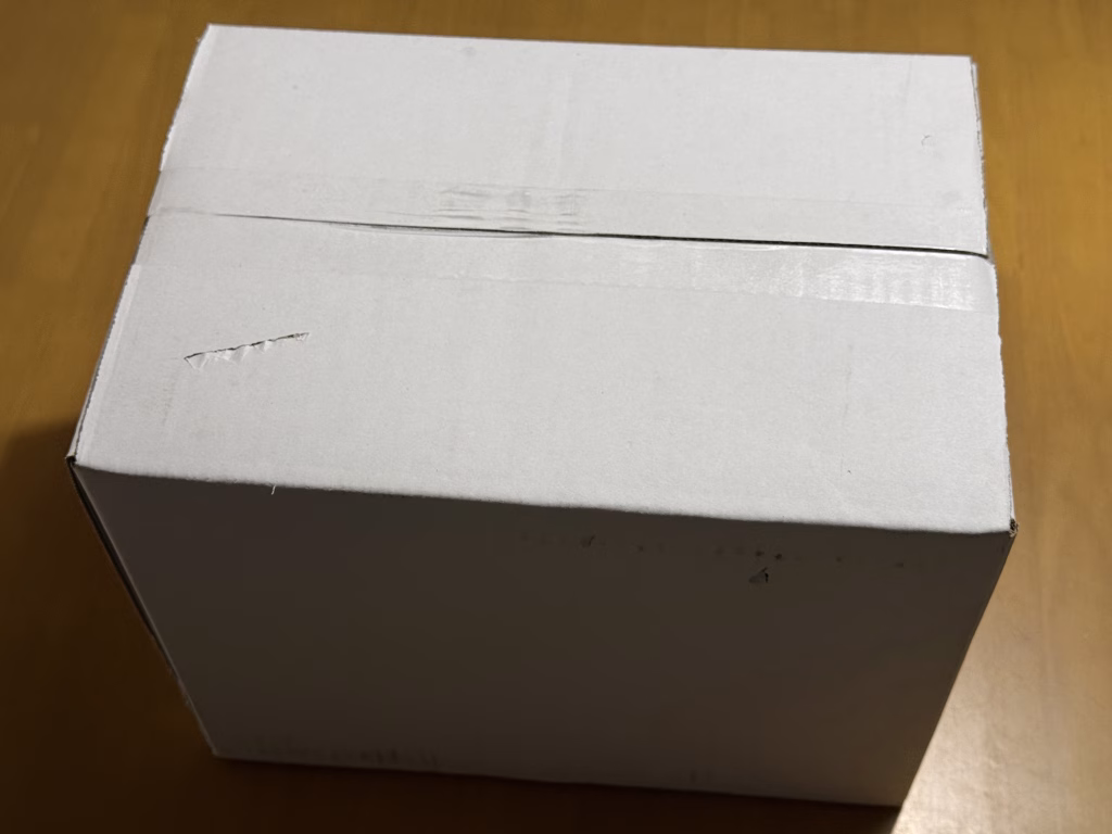 ますよねから届いた段ボール箱の画像