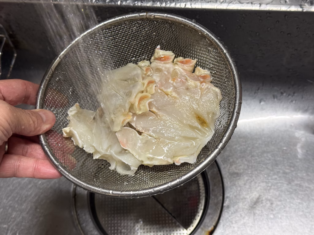 肩肉を流水解凍している画像