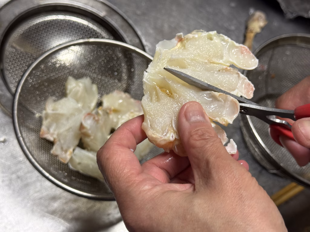 解凍後に食べやすいように肩肉をカットしている画像