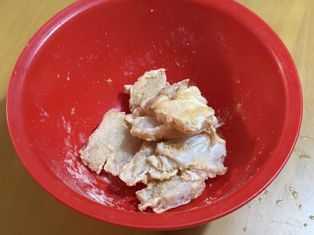 カットした肩肉に唐揚げ粉をまぶしている画像