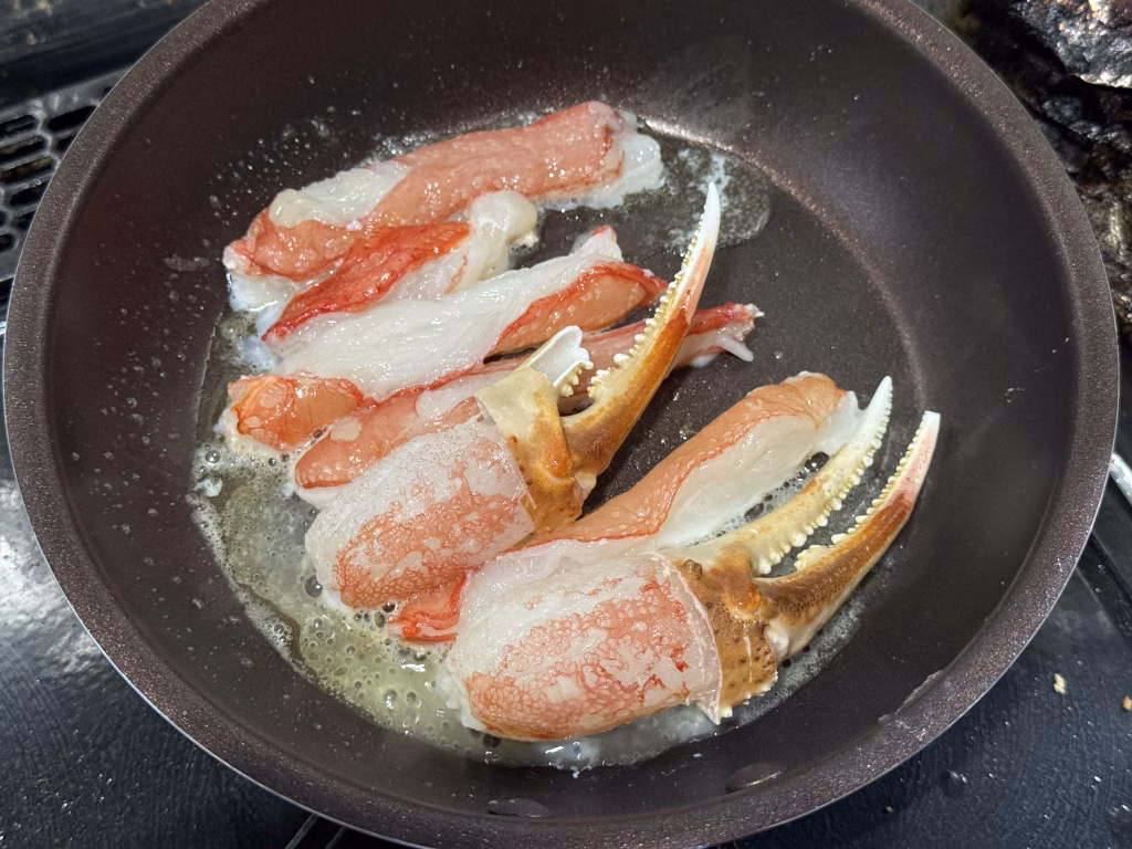 ズワイガニをバターで炒めている画像