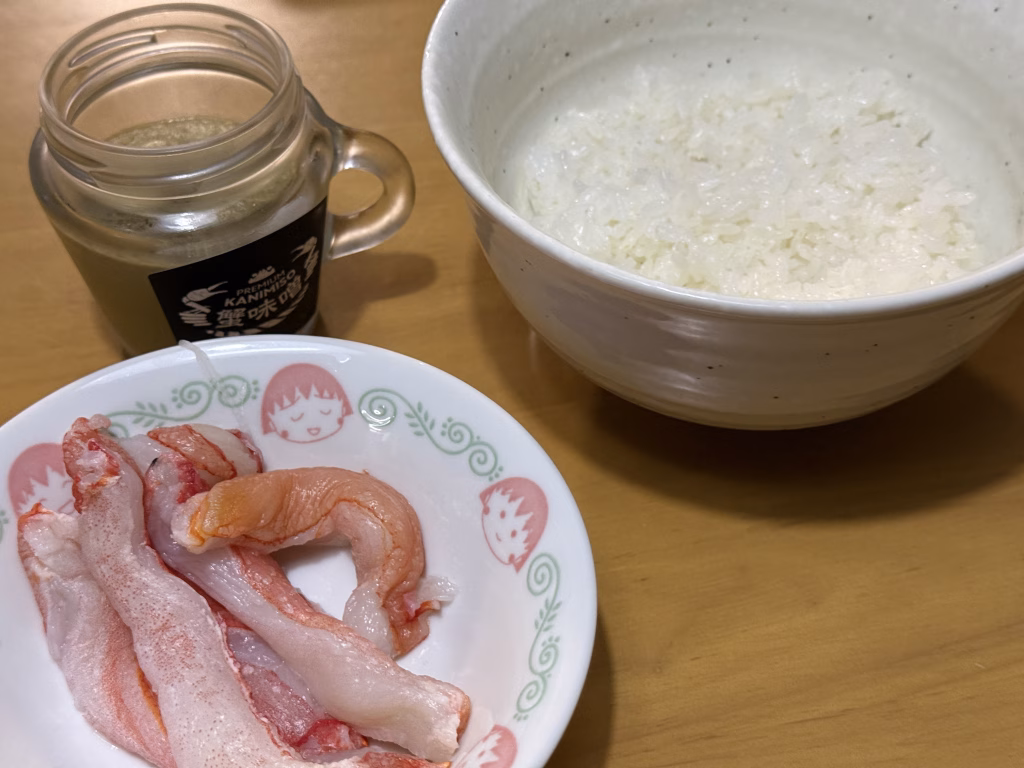 カニ味噌、刺身、ご飯の画像
